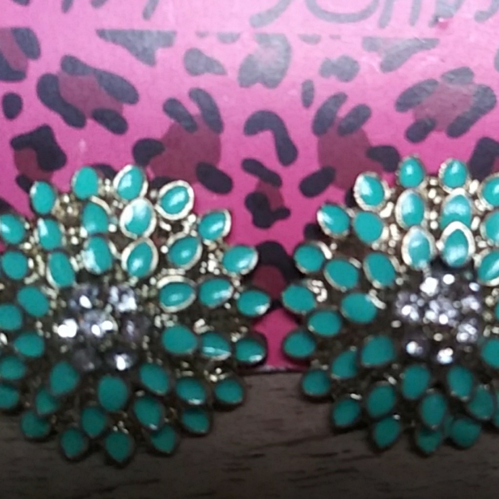 Betsey Johnson Earrings - Picture 2 of 3